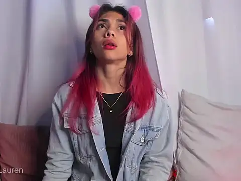 Snapshot of Laurenn_2 chatting on 10.14.25 Laurenn 2 online show from 10.14.25