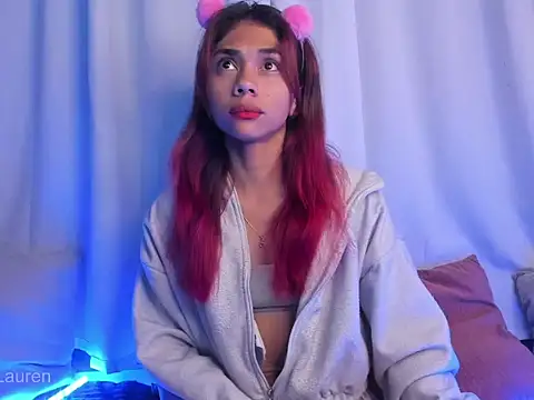 Snapshot of Laurenn_2 chatting on 10.21.25 Laurenn 2 online show from 10.21.25