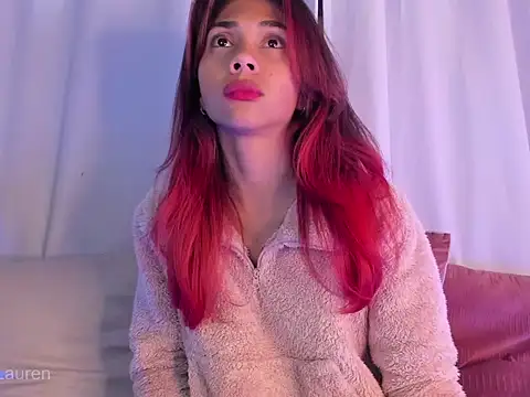 Snapshot of Laurenn_2 chatting on 11.06.25 Laurenn 2 online show from 11.06.25