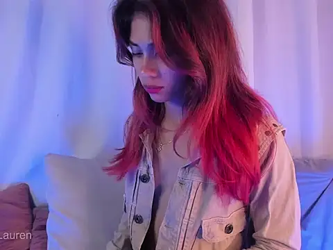 Snapshot of Laurenn_2 chatting on 11.08.25 Laurenn 2 online show from 11.08.25