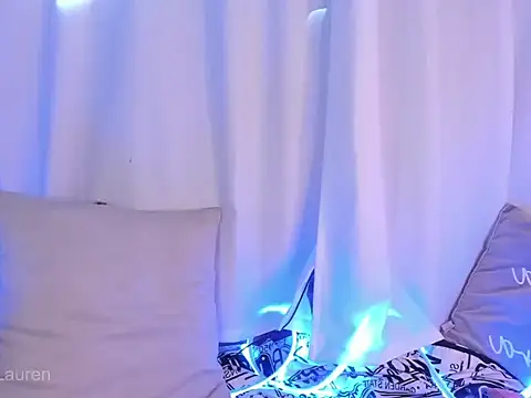 Snapshot of Laurenn_2 chatting on 11.13.25 Laurenn 2 online show from 11.13.25