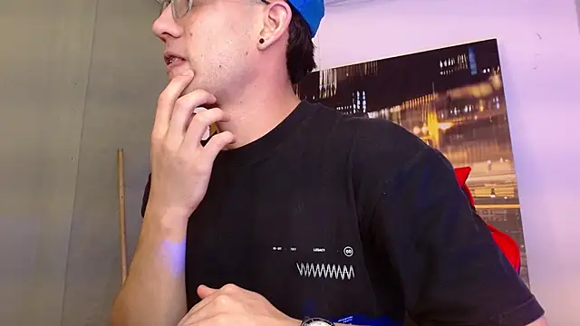 Snapshot of alexgiraldo__ chatting on 04.23.26 alexgiraldo online show from 04.23.26