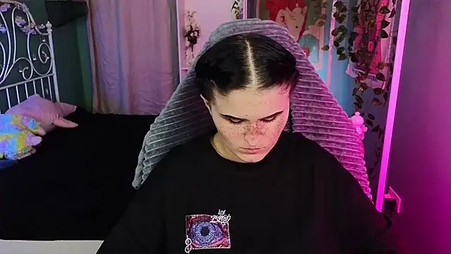 Snapshot of Dark_Shine chatting on 10.15.25 Dark Shine online show from 10.15.25