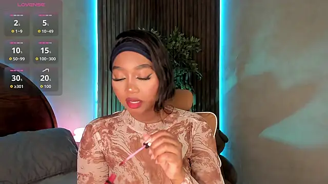 Snapshot of alisonn_moon chatting on 10.29.25 alisonn moon online show from 10.29.25