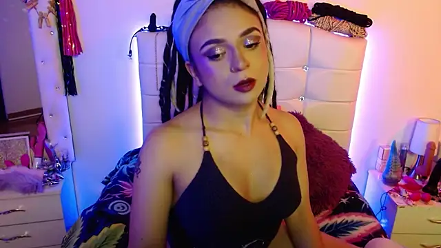 Snapshot of elapetitie chatting on 09.16.25 elapetitie online show from 09.16.25