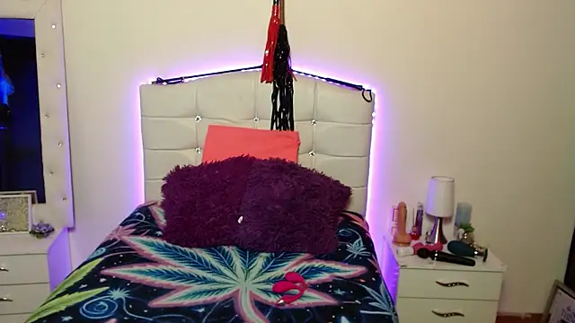 Snapshot of elapetitie chatting on 09.26.25 elapetitie online show from 09.26.25