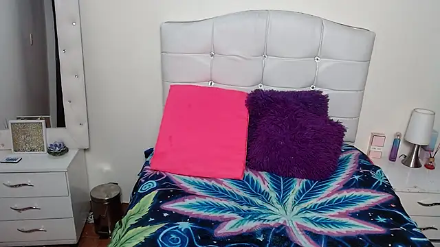 Snapshot of elapetitie chatting on 10.03.25 elapetitie online show from 10.03.25