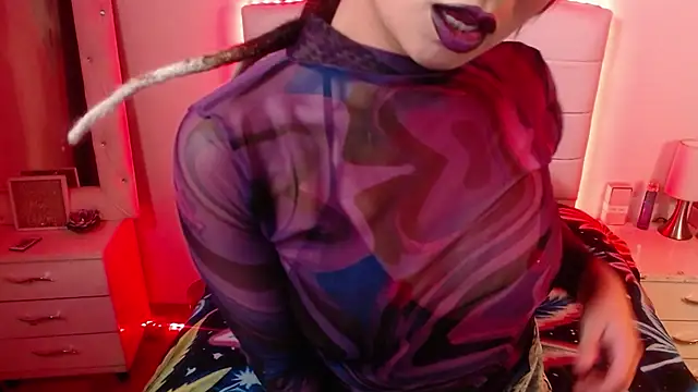 Snapshot of elapetitie chatting on 10.05.25 elapetitie online show from 10.05.25