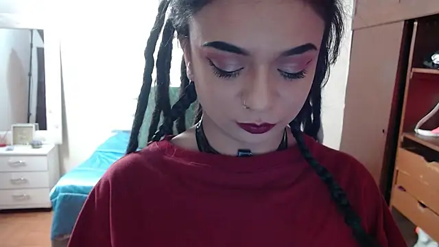 Snapshot of elapetitie chatting on 10.08.25 elapetitie online show from 10.08.25