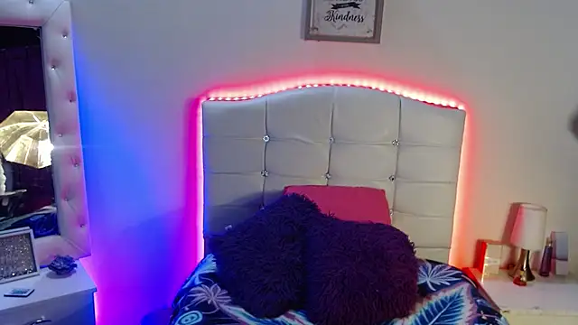 Snapshot of elapetitie chatting on 10.17.25 elapetitie online show from 10.17.25