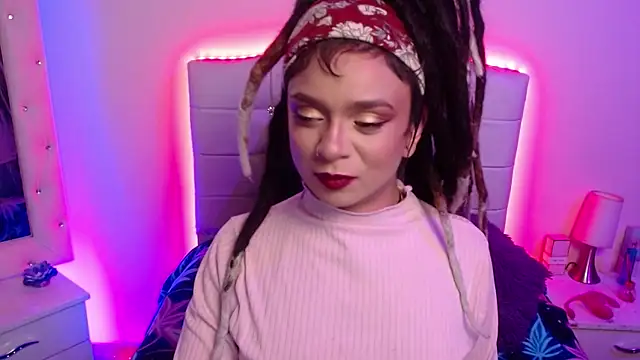 Snapshot of elapetitie chatting on 10.23.25 elapetitie online show from 10.23.25