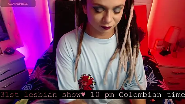 Snapshot of elapetitie chatting on 10.26.25 elapetitie online show from 10.26.25