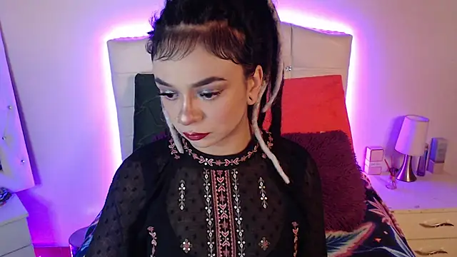 Snapshot of elapetitie chatting on 11.10.25 elapetitie online show from 11.10.25