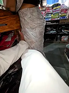 Snapshot of indianhotwife639 chatting on 10.15.25 indianhotwife639 online show from 10.15.25