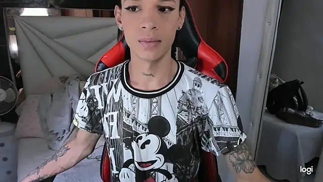 Snapshot of sara_slut21 chatting on 12.11.24 sara slut21 online show from 12.11.24