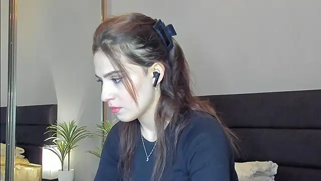 Snapshot of Forever_Smiler chatting on 09.28.25 Forever Smiler online show from 09.28.25