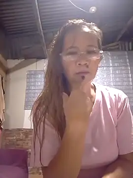 Snapshot of SexyHottMom chatting on 09.24.25 SexyHottMom online show from 09.24.25