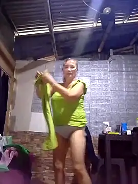 Snapshot of SexyHottMom chatting on 10.03.25 SexyHottMom online show from 10.03.25