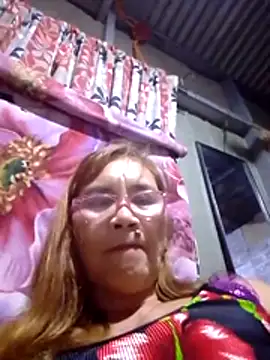 Snapshot of SexyHottMom chatting on 10.18.25 SexyHottMom online show from 10.18.25