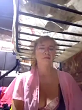 Snapshot of SexyHottMom chatting on 10.19.25 SexyHottMom online show from 10.19.25