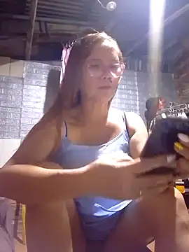 Snapshot of SexyHottMom chatting on 10.21.25 SexyHottMom online show from 10.21.25