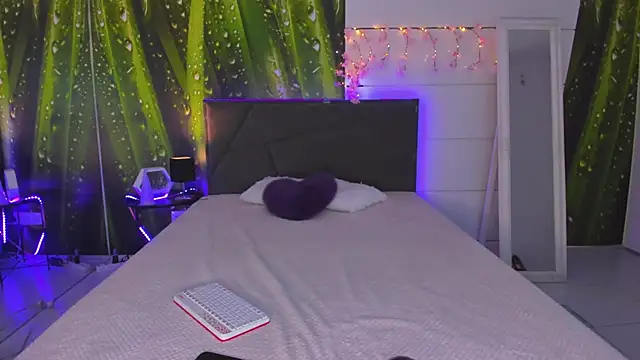 HollyTailors online show from 10.16.25