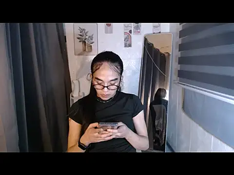 LauraSoHot online show from 09.27.25