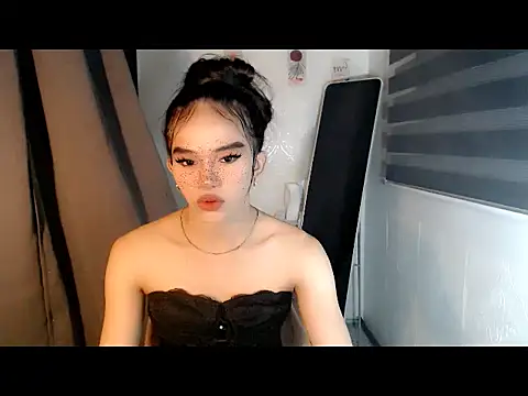 LauraSoHot online show from 11.24.25