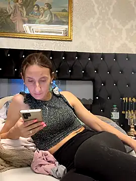 Emilia Mausi online show from 11.17.25