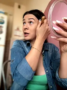 iSelena online show from 10.15.25