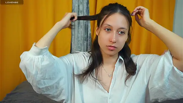 Snapshot of BeckyBurgh chatting on 10.14.25 BeckyBurgh online show from 10.14.25