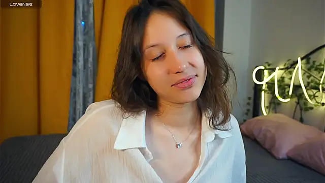 Snapshot of BeckyBurgh chatting on 10.16.25 BeckyBurgh online show from 10.16.25