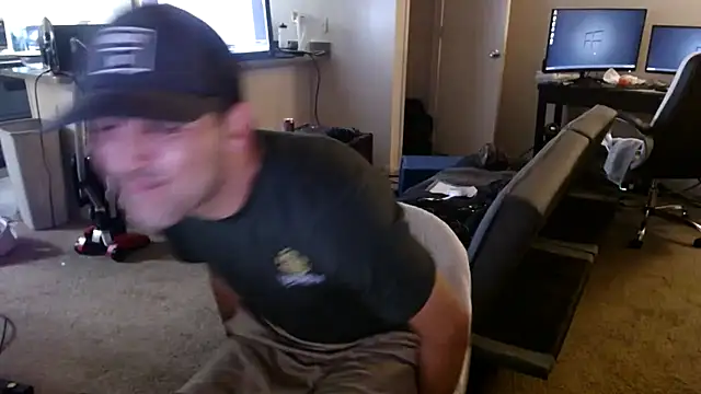 Snapshot of TypicalDepot5 chatting on 10.04.25 TypicalDepot5 online show from 10.04.25