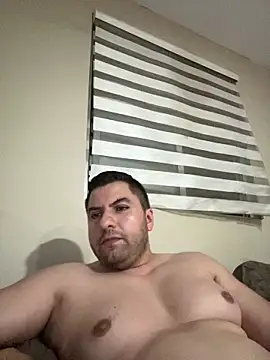 Snapshot of raulgzz4 chatting on 05.19.26 raulgzz4 online show from 05.19.26