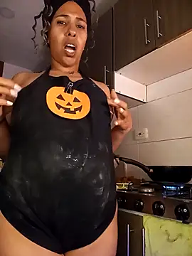 IVONNE COLLINS33 online show from 10.30.25