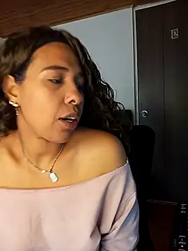 IVONNE COLLINS33 online show from 11.04.25