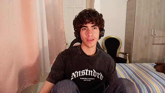 Snapshot of Nude_Boy18 chatting on 10.07.25 Nude Boy18 online show from 10.07.25