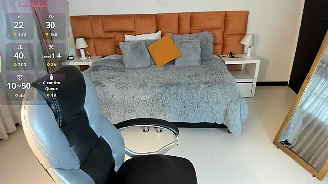 Snapshot of Catti_Brie chatting on 10.08.25 Catti Brie online show from 10.08.25