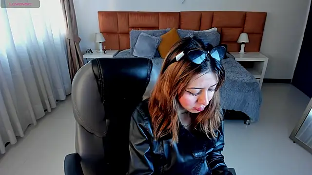 Snapshot of Catti_Brie chatting on 10.23.25 Catti Brie online show from 10.23.25