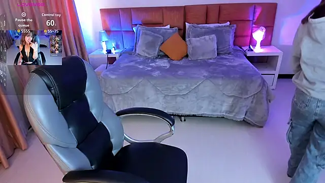 Snapshot of Catti_Brie chatting on 11.09.25 Catti Brie online show from 11.09.25