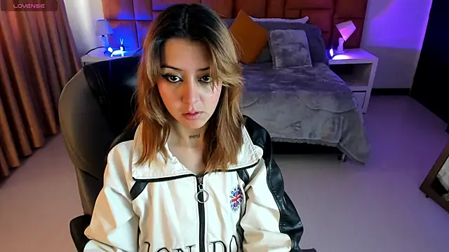 Snapshot of Catti_Brie chatting on 11.10.25 Catti Brie online show from 11.10.25