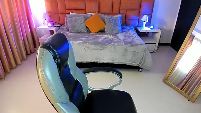 Snapshot of Catti_Brie chatting on 11.13.25 Catti Brie online show from 11.13.25