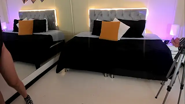 Snapshot of Catti_Brie chatting on 11.26.25 Catti Brie online show from 11.26.25