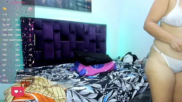 Alicia Whitee online show from 03.17.26