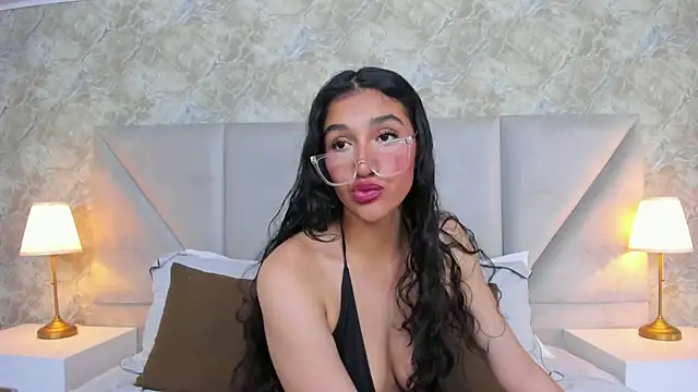 Snapshot of ValentiinaCruz chatting on 10.11.25 ValentiinaCruz online show from 10.11.25