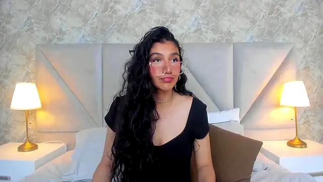 Snapshot of ValentiinaCruz chatting on 10.28.25 ValentiinaCruz online show from 10.28.25