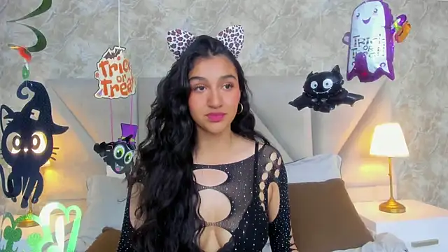 Snapshot of ValentiinaCruz chatting on 10.31.25 ValentiinaCruz online show from 10.31.25