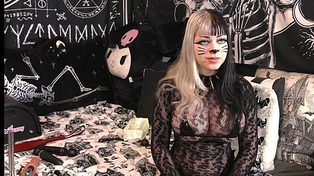 Snapshot of Paige_Turner chatting on 10.28.25 Paige Turner online show from 10.28.25