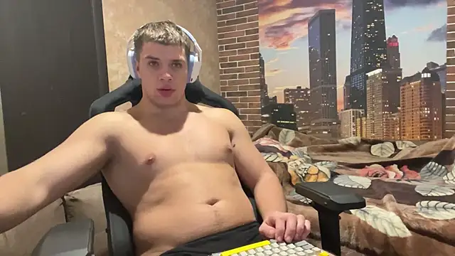 Snapshot of MusclePhantom chatting on 10.31.25 MusclePhantom online show from 10.31.25