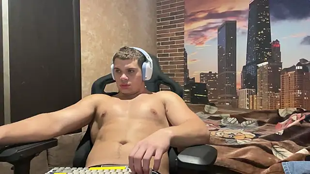 Snapshot of MusclePhantom chatting on 11.05.25 MusclePhantom online show from 11.05.25